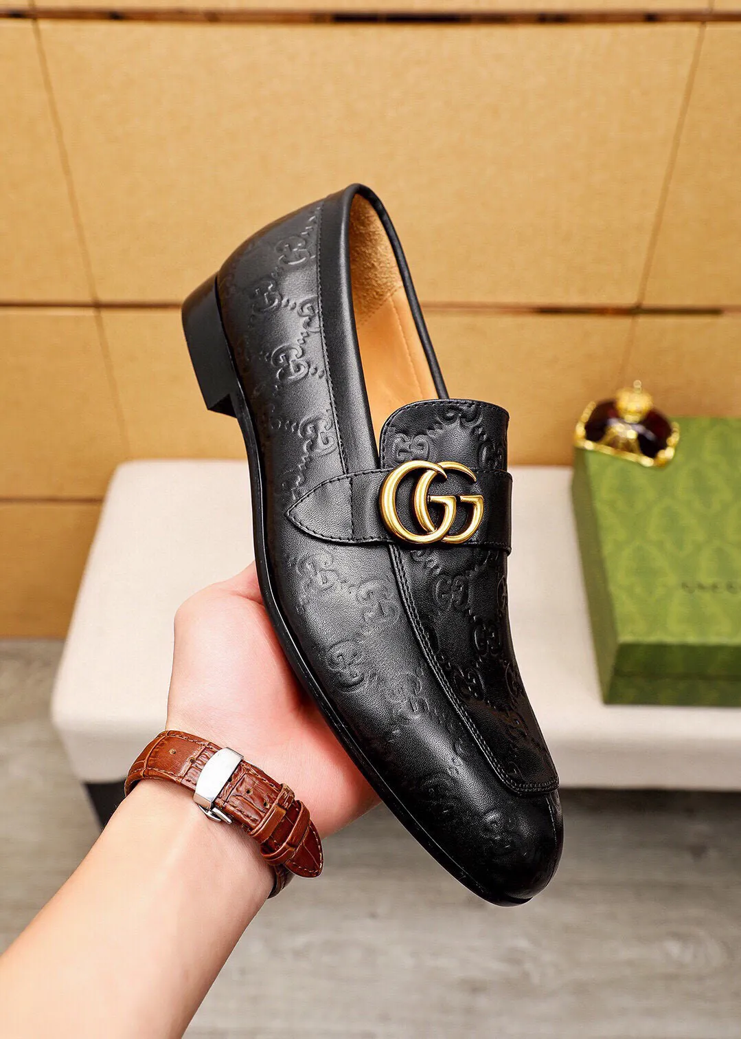 Men's shoes 💰442 💐 Product trademark: GUCCI "Gucci" casual leather shoes Regular size: 38-44 (45.46.47🉑️customized) Product materials: Selected imported first-layer calfskin embossed upper + classic hardware buckle, imported cowhide leather lining. Strong three-dimensional visual effect, original combination outsole Color: 2⃣️colors available